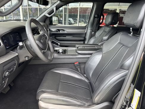 Used 2024 Jeep Wagoneer L Series II w/ Flexible Seating Group AWD/4WD image 15