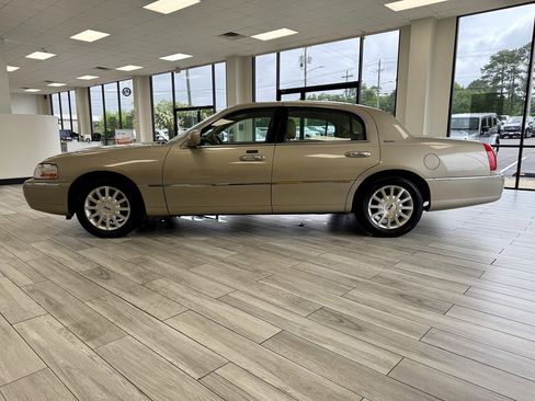 Used 2006 Lincoln Town Car Signature RWD image 4