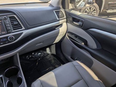 Used 2017 Toyota Highlander XLE image 18