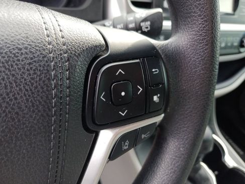 Used 2017 Toyota Highlander LE AWD/4WD image 32