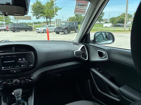 Used 2025 Kia Soul LX w/ LX Technology Package FWD image 23