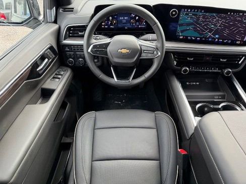 New 2025 Chevrolet Suburban Premier image 25