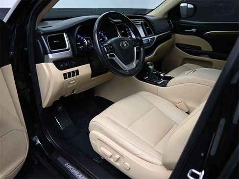 Used 2018 Toyota Highlander Limited image 2