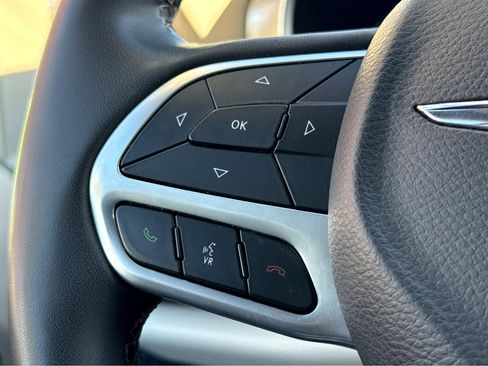 Used 2022 Chrysler Pacifica Touring-L image 14