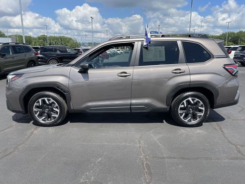 Used 2025 Subaru Forester Premium AWD/4WD image 2