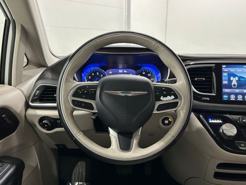 Used 2019 Chrysler Pacifica Limited FWD image 16