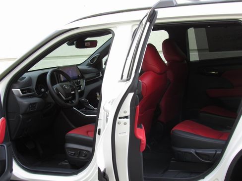 New 2025 Toyota Highlander XSE image 13