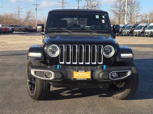 Used 2023 Jeep Wrangler Sahara image 4