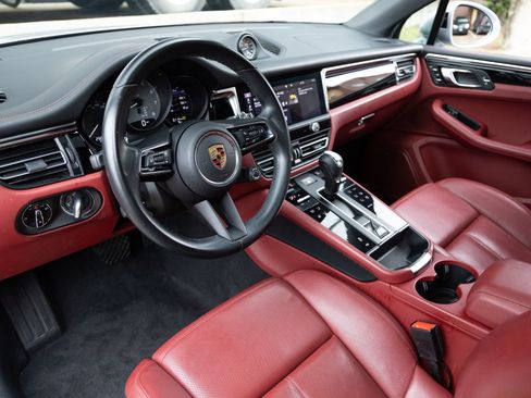Certified 2024 Porsche Macan S AWD/4WD image 3