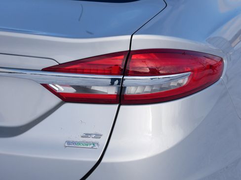 Used 2018 Ford Fusion SE w/ Fusion SE Technology Package image 17