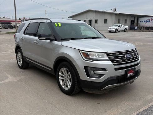 Used 2017 Ford Explorer XLT w/ Equipment Group 202A FWD image 1