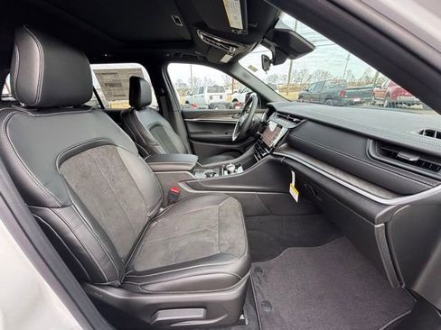 New 2026 Jeep Grand Cherokee Altitude AWD/4WD image 7