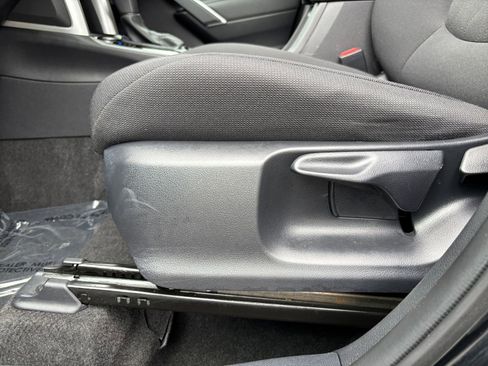 Used 2025 Toyota Corolla Cross LE image 23