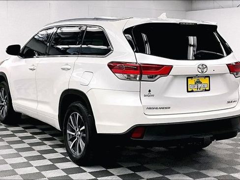 Used 2018 Toyota Highlander XLE AWD/4WD image 3