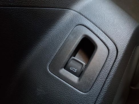 Used 2021 Volkswagen Atlas Cross Sport SE image 18