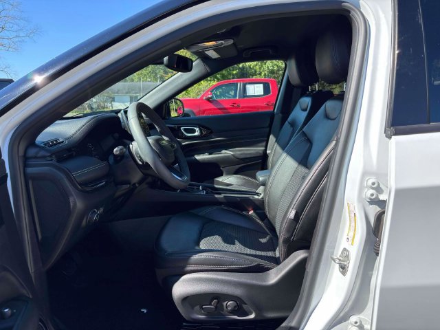Used 2023 Jeep Compass Latitude w/ Convenience Group AWD/4WD image 3