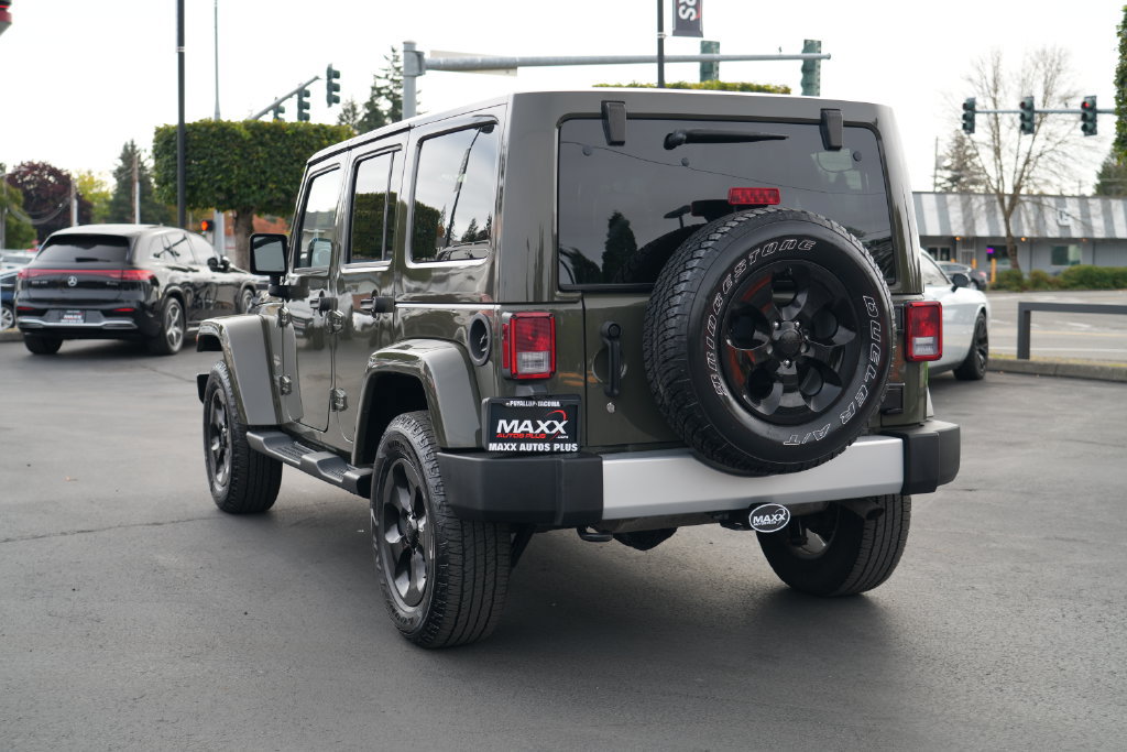 Used 2015 Jeep Wrangler Unlimited Sahara w/ Connectivity Group AWD/4WD image 9