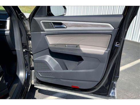 Used 2022 Volkswagen Atlas Cross Sport SE FWD image 22
