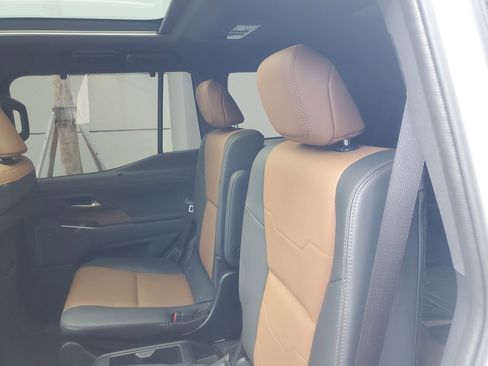 Used 2025 Lexus GX 550 image 13