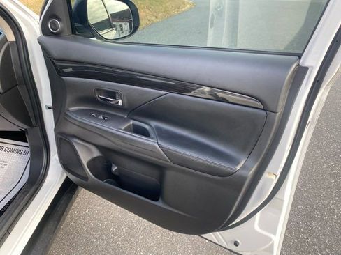 Used 2018 Mitsubishi Outlander SEL image 26