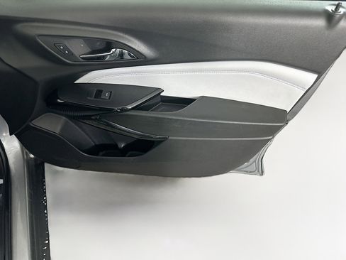 Used 2025 Chevrolet Trax LT FWD image 30