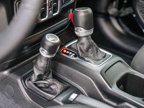 Used 2023 Jeep Gladiator Sport image 19