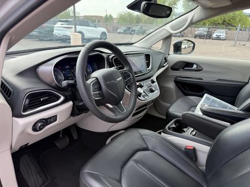 Used 2024 Chrysler Pacifica Touring-L FWD image 15