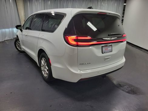 Used 2024 Chrysler Pacifica Touring FWD image 6