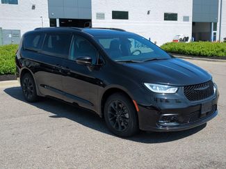 Used 2021 Chrysler Pacifica Touring-L w/ Uconnect Theater Family Group AWD/4WD video 2