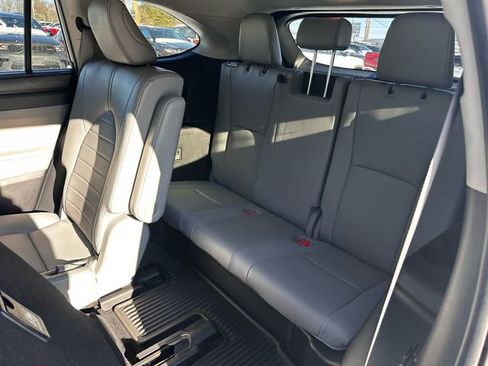 Used 2022 Toyota Highlander XLE image 11