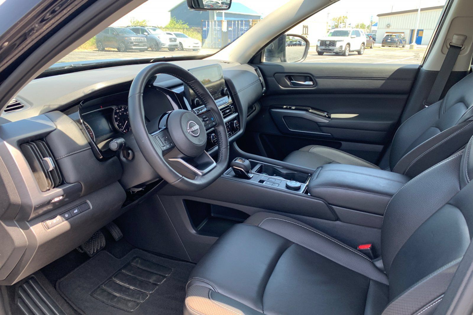 Used 2025 Nissan Pathfinder SL AWD/4WD image 12
