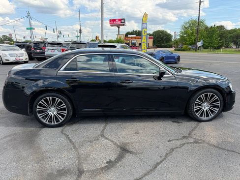 Used 2018 Chrysler 300 Touring L image 17