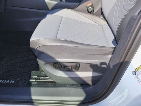 New 2025 Volkswagen Tiguan SE image 13