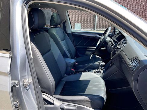 Certified 2023 Volkswagen Tiguan SE w/ Panoramic Sunroof Package FWD image 6
