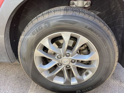 Used 2019 Hyundai Santa Fe SE FWD image 5