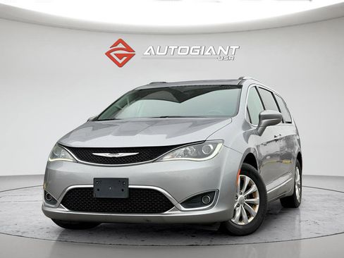 Used 2019 Chrysler Pacifica Touring-L FWD image 1