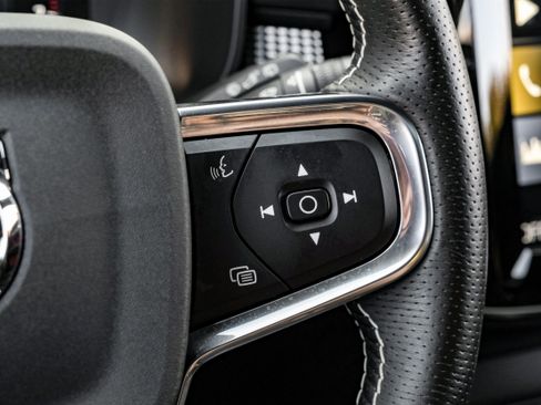 Used 2021 Volvo XC40 T4 R-Design image 17