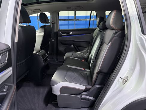 Used 2024 Volkswagen Atlas Peak Edition SEL AWD/4WD image 30