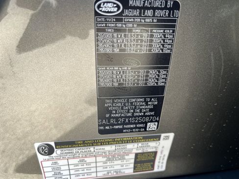 Used 2025 Land Rover Discovery Dynamic SE image 17