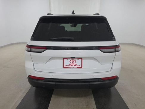 Used 2025 Jeep Grand Cherokee Altitude w/ Trailer Tow Package RWD image 8