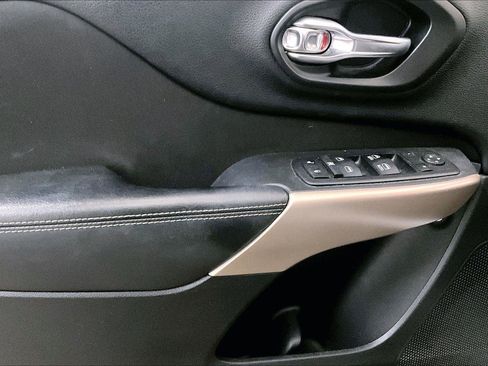 Used 2017 Jeep Cherokee Latitude image 23