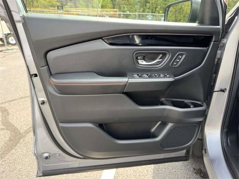 Used 2025 Honda Pilot TrailSport image 14