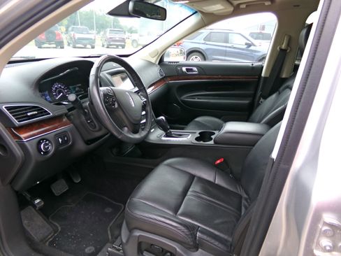 Used 2019 Lincoln MKT AWD image 9