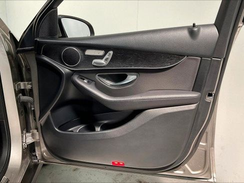 Used 2021 Mercedes-Benz GLC 300 4MATIC w/ Premium Package image 22