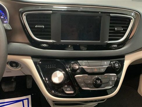 Used 2023 Chrysler Voyager LX image 10