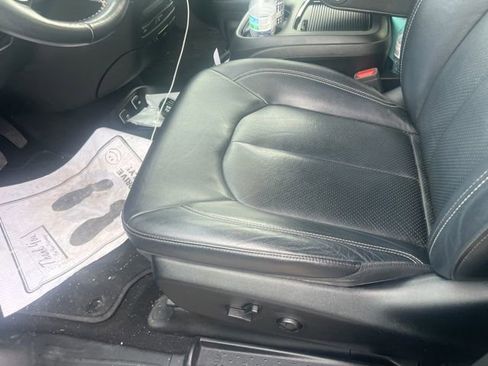 Used 2021 Chrysler Pacifica Touring-L w/ Uconnect Theater Family Group image 7