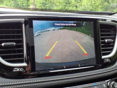 Used 2025 Chrysler Pacifica Limited FWD image 9