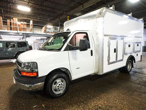 Used 2022 Chevrolet Express 3500 w/ Power Convenience Package RWD image 3