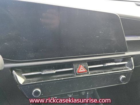 Used 2024 Kia Niro EX FWD image 10