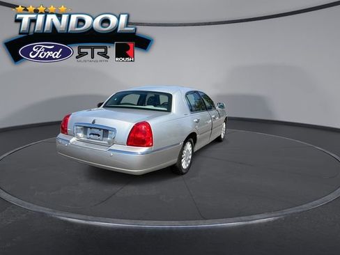 Used 2003 Lincoln Town Car Signature RWD image 7